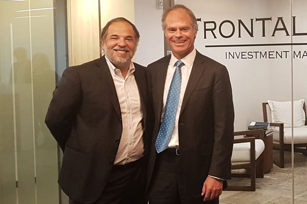 El gerente general de hipotecaria Evoluciona, Máximo Silva junto al socio principal de Frontal Trust, Andrés Echeverría.