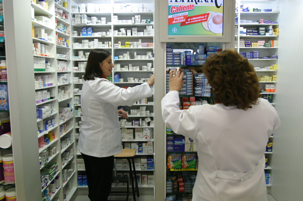 Farmacias independientes recurren al TDLC para frenar licitación de medicamentos de Fonasa