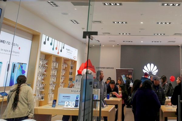 Gigante china Huawei revela un alza “exponencial” y “niveles alarmantes” de productos falsificados en Chile