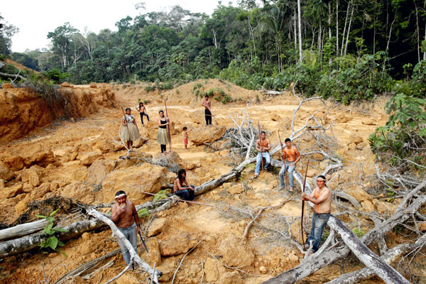 Los líderes del G7 (a la izq.) abordaron ayer la tragedia en la Amazonía durante una sesión ambiental.
