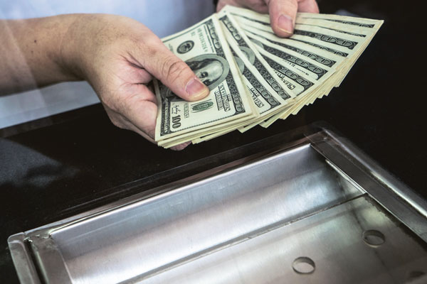 Dólar vuelve a los $ 720 pese a optimismo