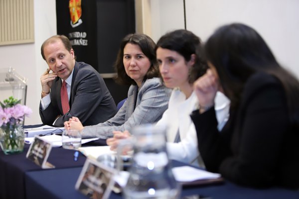 FNE valora fallo contra Pfizer y analiza fórmulas para bajar precios de medicamentos