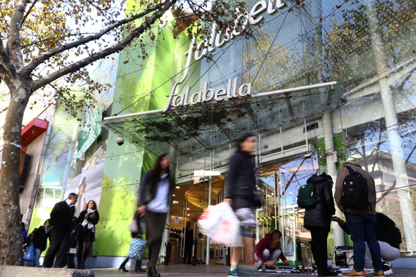 Menor consumo y promociones afectan resultados de Falabella que caen 30%