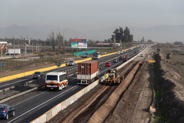 Actualmente también se está trabajando en la construcción de 35 kilómetros de terceras pistas.