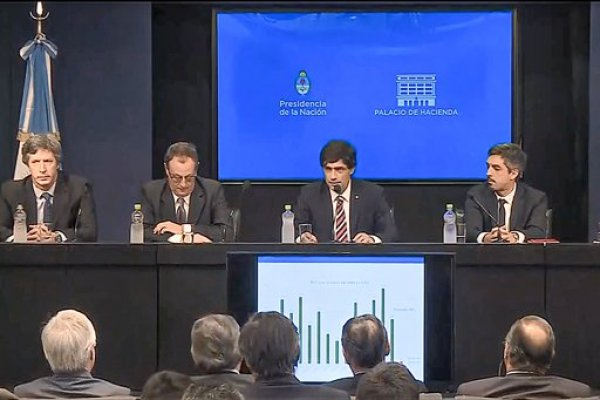 Macri propone al FMI renegociar de nuevo la deuda en medio de su mayor crisis política
