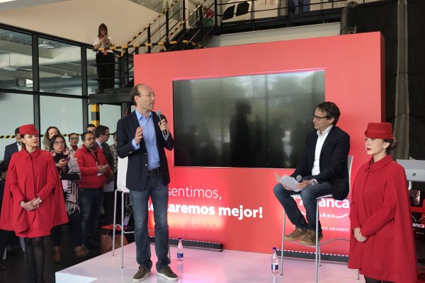 Anko van der Werff junto a Adrian Neuhauser en su presentación ante los medios.