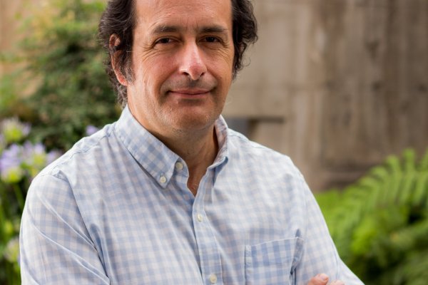 Carlos J. García, Ph.D. en Economía, University of California (EE.UU), y académico de la Facultad de Economía y Negocios de la U. Alberto Hurtado.