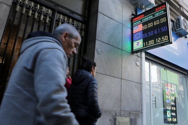 Gobierno de Macri anuncia que argentinos solo podrán comprar hasta US$ 10 mil al mes