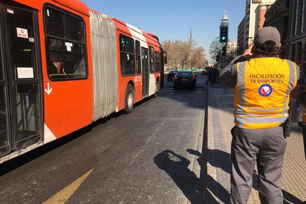 MTT interpuso 1.500 infracciones a taxis por mal uso de pistas sólo bus en la Alameda