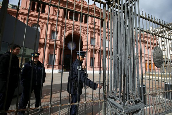 El tope de retiro de US$ 10 mil por persona al mes recordó a los argentinos el temido “corralito”. Foto: Reuters
