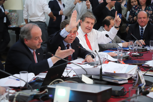 Jornada de 40 horas avanza en el Congreso y gobierno confirma que recurrirá al TC