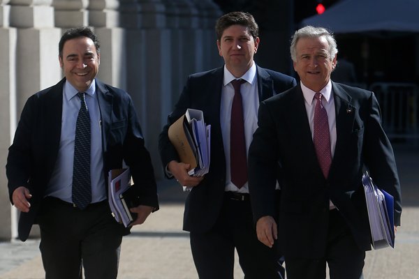 El ministro Felipe Larraín y el director de Presupuestos, Rodrigo Cerda, se reunieron ayer con Piñera en Palacio. Foto: Agencia Uno