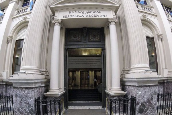Bancos argentinos enfrentaron fuerte retiro de dólares tras primer día de medidas económicas de Macri