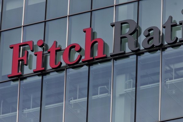 Fitch sacó a Argentina del "default restringido" pero bajó la nota del bono centenario