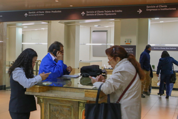 Los celulares podrían ser prohibidos en las sucursales bancarias. Foto: Rodolfo Jara