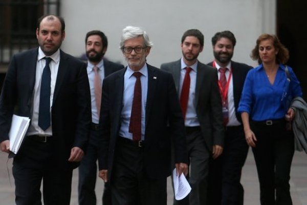 El ministro Fontaine llegó a La Moneda acompañado del subsecretario, Ignacio Guerrero, la jefa de asesores Joanna Davidovich y otros jefes de división. Foto: Agencia Uno