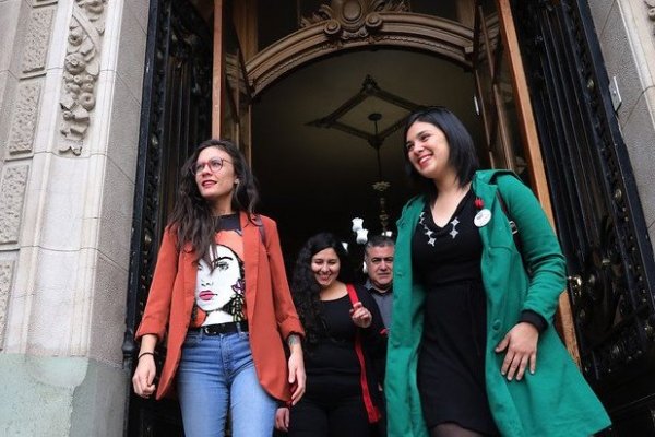 Diputadas del PC se reúnen con intendenta de Santiago para abordar solicitud de permiso. Foto: Agencia Uno