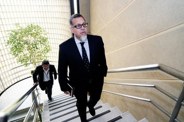 Senador Lagos Weber advirtió al Ejecutivo que "desmenuzará" la reforma tributaria