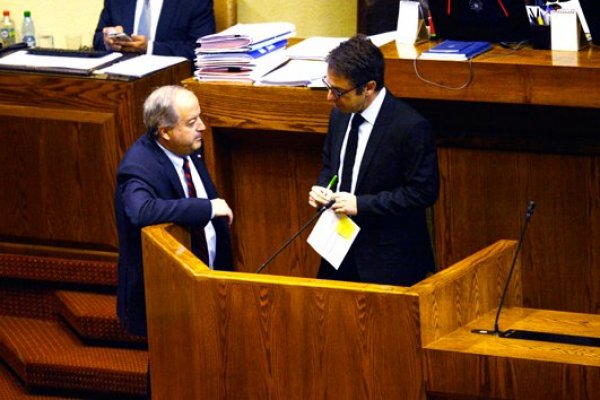<p>El ministro Monckeberg estuvo ayer también en el Congreso, donde dialogó con el diputado DC, Gabriel Silber. Foto: Agencia Uno </p>