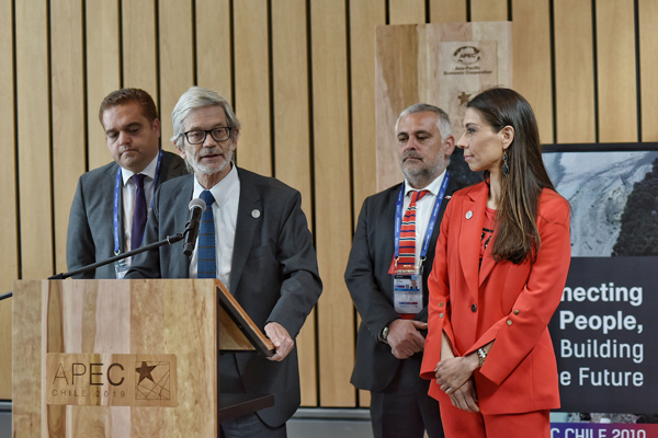 En la inauguración participaron el ministro de Economía, Juan Andrés Fontaine, y la directora de Contenidos de APEC Chile, Krasna Bobenrieth.