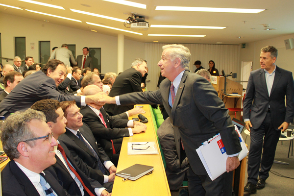El ministro de Hacienda, Felipe Larraín, saludando al socio de Southern Cross, Raúl Sotomayor. El secretario de Estado fue consultado por los asistentes sobre los efectos del cambio climático.