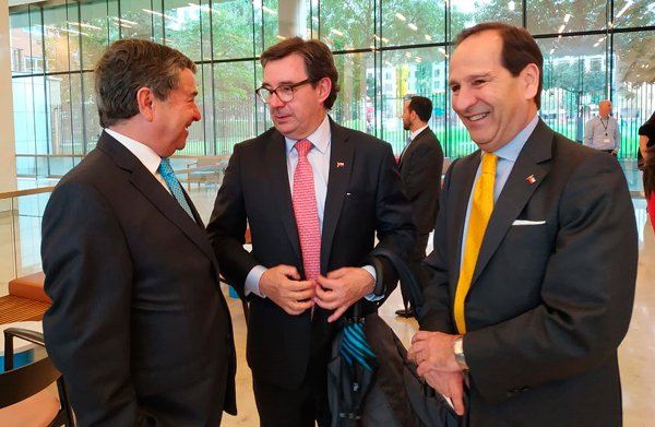 El senador Juan Antonio Coloma (UDI) dialoga con el abogado Fernando Barros junto al presidente de la Bolsa de Comercio de Santiago, Juan Andrés Camus, en el marco del Chile Day en Londres. Foto: Ministerio de Hacienda