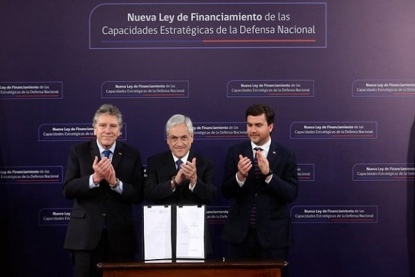 El Presidente Sebastián Piñera, junto al ministro de Defensa, Alberto Espina, promulga la ley.