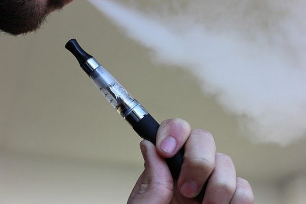 Michael Bloomberg destinará US$ 160 millones a combatir cigarrillos electrónicos