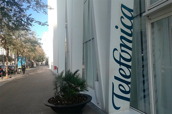 Telefónica lanza masivo plan de retiro en España y ofrece el 68% del sueldo hasta los 65 años