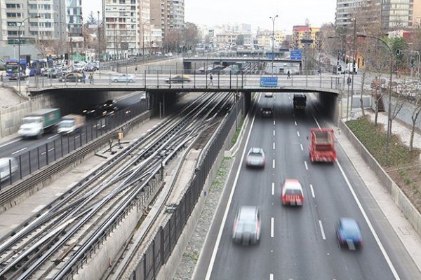 Representante de Abertis llega a Chile para negociar con el gobierno por alza en el TAG y busca participar en nuevas inversiones