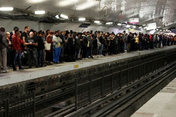 Huelga afecta los trenes de cercanías, que utilizan miles de personas en los suburbios de París. Foto Reuters.