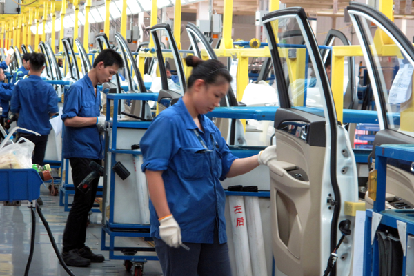 En medio de guerra comercial, producción industrial de China crece a su ritmo más lento desde 2002