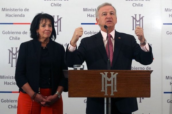 Ministro Felipe Larraín, junto a la tesorera general de la República, Ximena Hernández. Foto Agencia Uno.