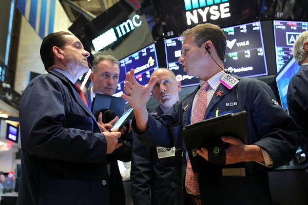 Wall Street cerró sin grandes variaciones con los inversionistas reaccionando a la Fed y guerra comercial