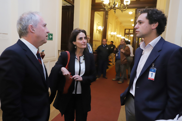 El presidente de AFP Habitat, Cristián Rodríguez, la subsecretaria de Previsión Social, María José Zaldívar y el gerente general de la Asociación de AFP, Fernando Larraín, asistieron a la comisión ayer. Foto: Rodolfo Jara