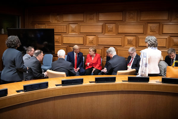 El presidente de Estados Unidos, Donald Trump, sostiene una reunión bilateral con la canciller de Alemania, Angela Merkel, en la sede de las Naciones Unidas en Nueva York. Foto: Reuters