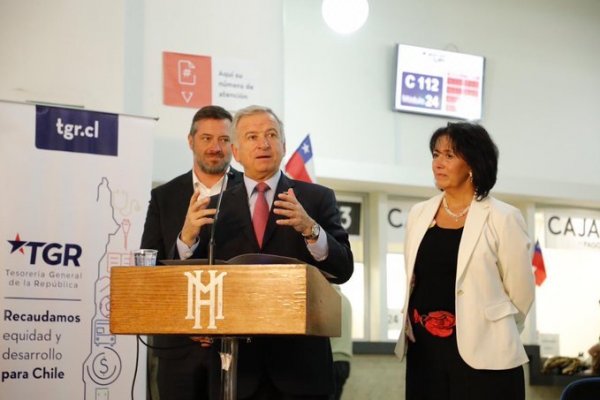 Larraín informó sobre los beneficios en condonaciones tributarias junto a la tesorera general, Ximena Hernández, y el ministro de Desarrollo Social, Sebastián Sichel.