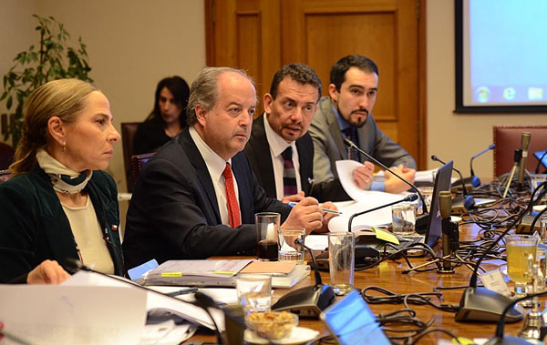 Los ministros Isabel Plá y Nicolás Monckeberg asistieron ayer a la comisión de Trabajo del Senado.