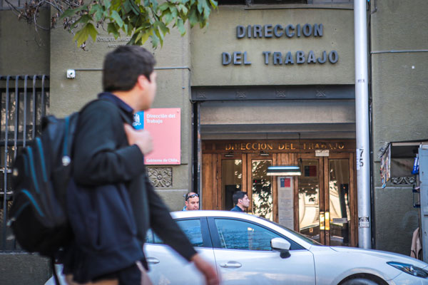 Funcionarios de la DT llevan a la justicia diferencias con director del servicio