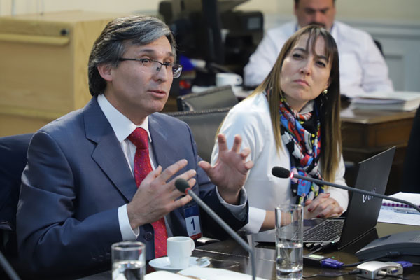 José Jofré junto a la fiscal del INE, María Gabriela Ilabaca. Foto: Rodolfo Jara