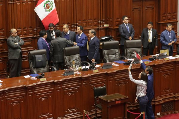 Aráoz jura como presidenta encargada de Perú ante una facción del Congreso