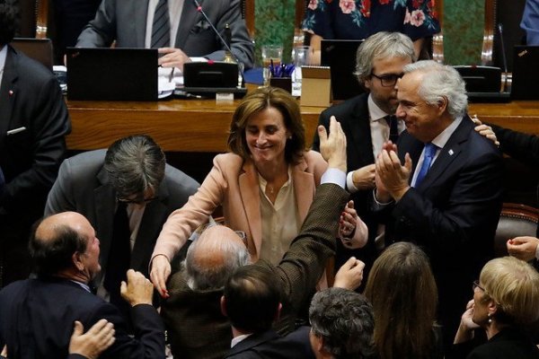 Con votos de la DC e independientes Cubillos evita la acusación constitucional