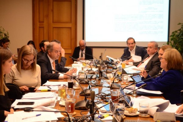 <p>Humo blanco: tras un año comisión de Trabajo del Senado despacha proyecto de sala cuna universal</p>