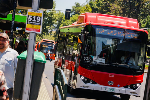 Durante el próximo año se podría concretar una oleada de buses nuevos por la Alameda. Foto: Agencia Uno