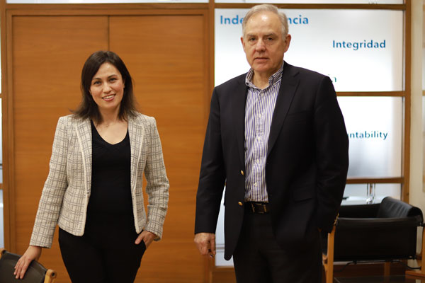 La directora senior, Alejandra Islas junto al presidente de Feller Rate, Álvaro Feller. Foto: Julio Castro