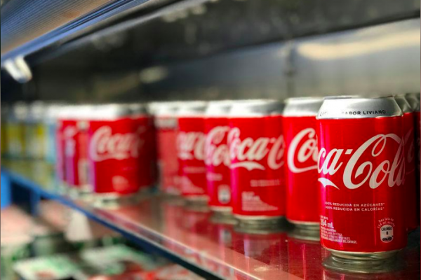 Coca-Cola venderá desde el próximo año sus latas en envases de cartón