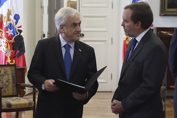 Richard von Appen le entregó el documento al Presidente Piñera. Foto: Agencia Uno