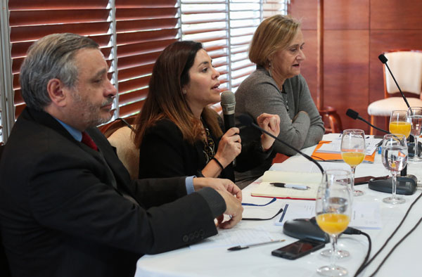 En el encuentro participaron Pablo Ruiz-Tagle (U.de Chile) y Leonor Etcheverry (C. de Abogados). Fue moderado por la editora de DF, Paula Vargas. Foto: José Montenegro