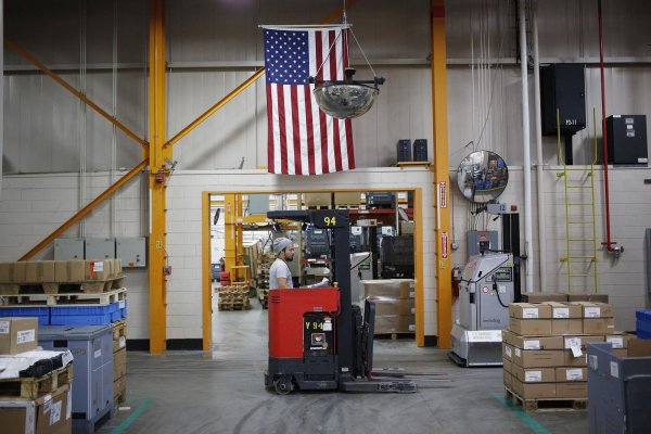 Caída en los precios a los productores en EEUU respalda otro recorte de tasas de interés de la Fed