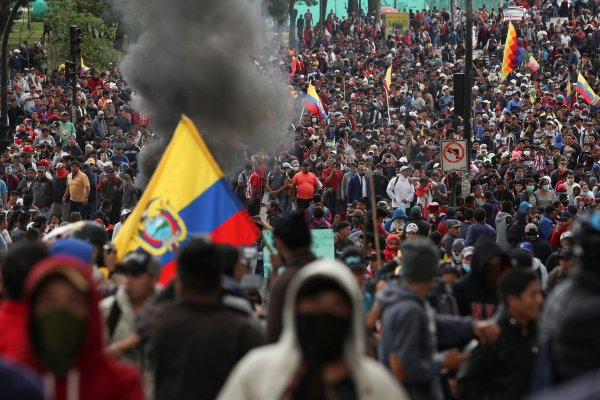 Rafael Correa niega golpe de Estado en Ecuador, pero exige convocar a elecciones anticipadas